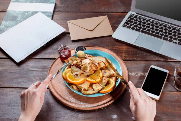 ノート パソコンとジュースとパンケーキ。健康的な朝食 — ストック写真