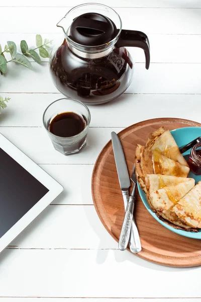 タブレットとジュースとパンケーキ。健康的な朝食 — ストック写真