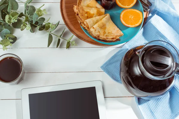 La compressa e frittelle con succo di frutta. Colazione sana — Foto Stock