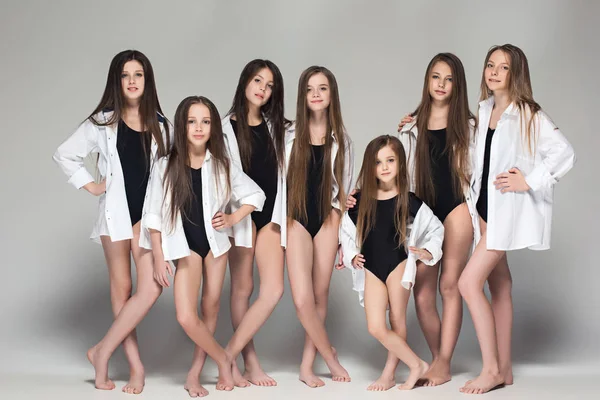 Група дівчат-підлітків позує в білій студії — стокове фото