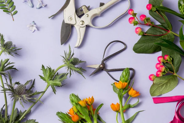 Herramientas y accesorios floristas necesitan para hacer un ramo — Foto de Stock