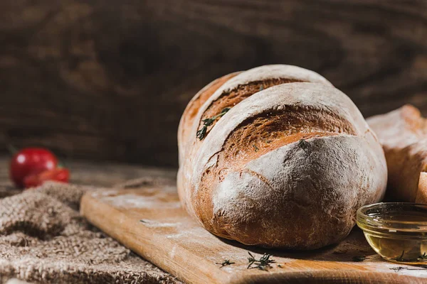 Färskt bröd på bordet närbild — Stockfoto