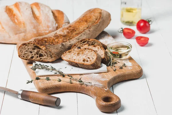 Свежий хлеб на столе крупным планом — стоковое фото