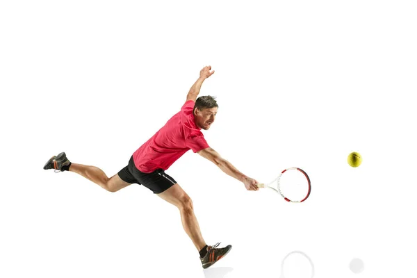 Un hombre caucásico jugando al tenis aislado sobre fondo blanco —  Fotos de Stock