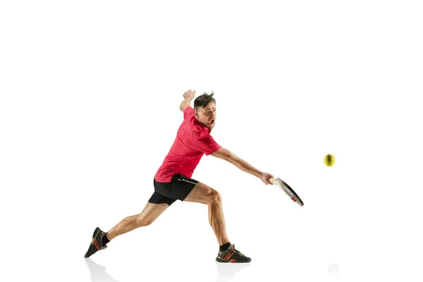 Un hombre caucásico jugando al tenis aislado sobre fondo blanco —  Fotos de Stock