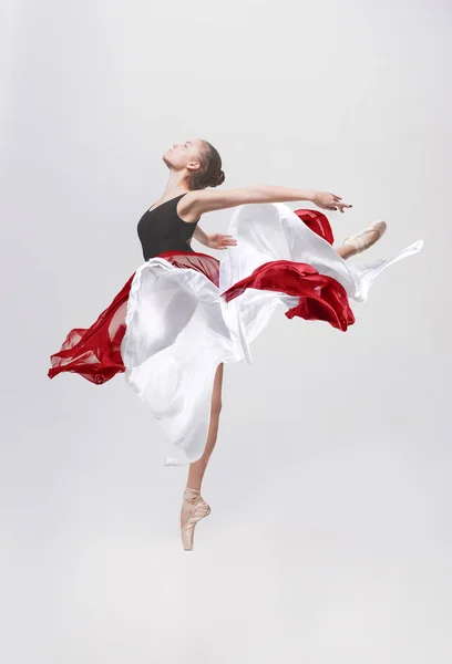 Młoda tancerka klasycznego na białym tle. — Zdjęcie stockowe
