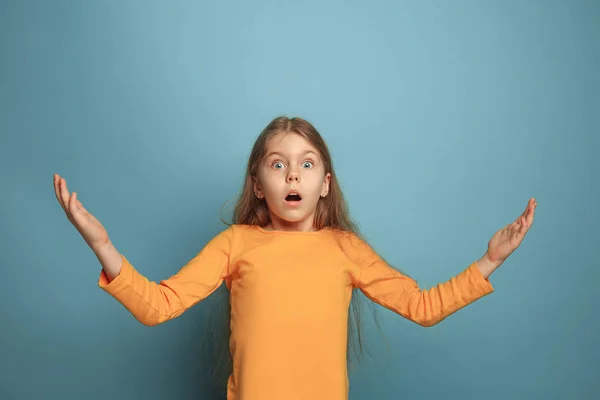 A surpresa, a felicidade, a alegria, a vitória, o sucesso e a sorte. Menina adolescente em um fundo azul. Expressões faciais e conceito de emoções de pessoas — Fotografia de Stock