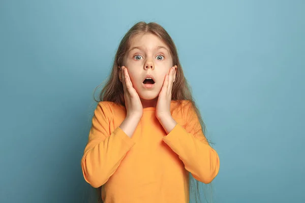 Überraschung, Glück, Freude, Sieg, Erfolg und Glück. Teenager-Mädchen auf blauem Hintergrund. Gesichtsausdruck und Menschen Emotionen Konzept — Stockfoto