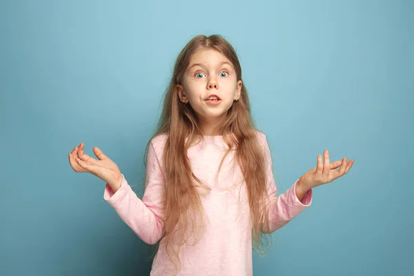 A surpresa, a felicidade, a alegria, a vitória, o sucesso e a sorte. Menina adolescente em um fundo azul. Expressões faciais e conceito de emoções de pessoas — Fotografia de Stock