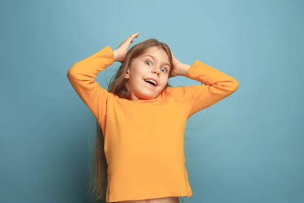 Vitória - menina adolescente loira emocional tem um olhar de felicidade e dente sorrindo. Estúdio — Fotografia de Stock