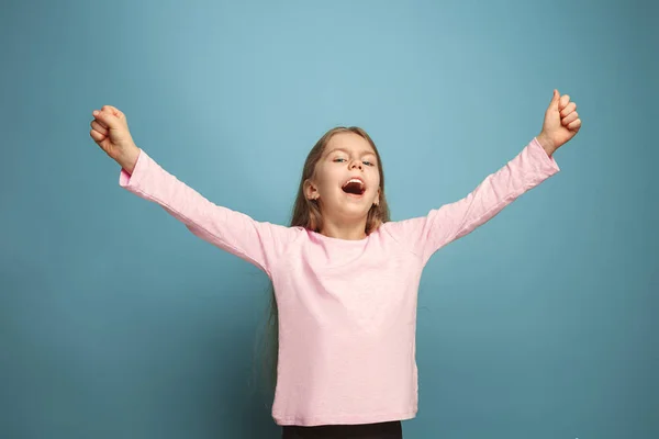 Win - emocionální blondýna dospívající dívka mít štěstí vzhled a zubatý úsměv. Studio záběr — Stock fotografie