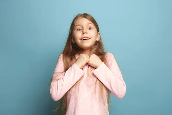 Vitória - menina adolescente loira emocional tem um olhar de felicidade e dente sorrindo. Estúdio — Fotografia de Stock