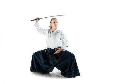 Aikido Ana uygulamaları duruş savunma. Sağlıklı yaşam ve spor kavram. Beyaz arka plan üzerinde beyaz kimono kadında.