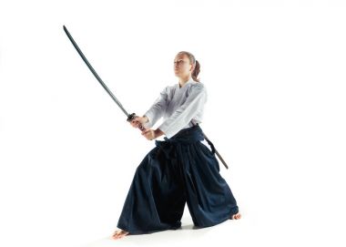 Aikido Ana uygulamaları duruş savunma. Sağlıklı yaşam ve spor kavram. Beyaz arka plan üzerinde beyaz kimono kadında.