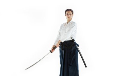 Aikido Ana uygulamaları duruş savunma. Sağlıklı yaşam ve spor kavram. Beyaz arka plan üzerinde beyaz kimono kadında.