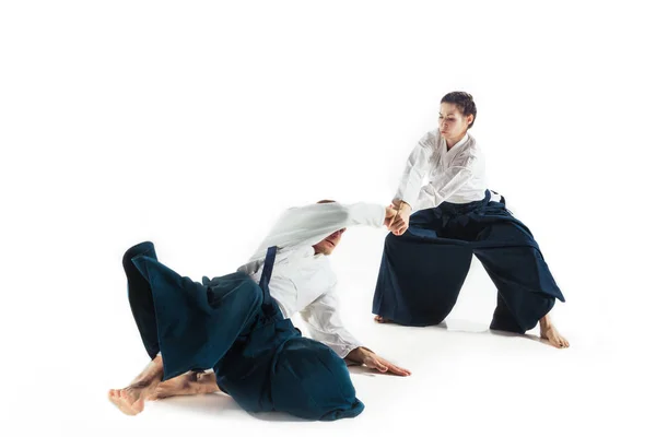 Hombre y mujer luchando en el entrenamiento Aikido en la escuela de artes marciales —  Fotos de Stock