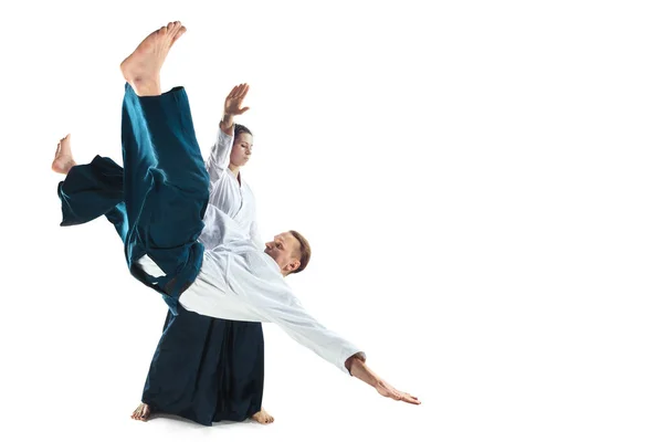 Uomo e donna che combattono a Aikido formazione nella scuola di arti marziali — Foto Stock
