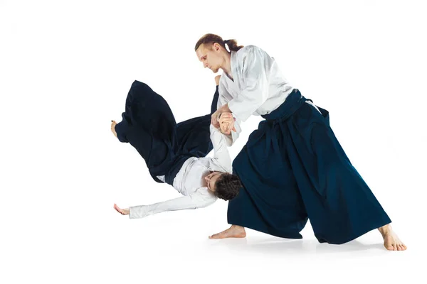 男と女の武道の学校の Aikido のトレーニングで戦って — ストック写真