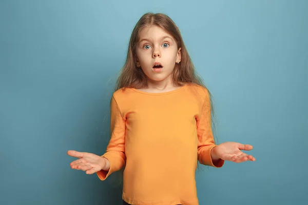 Überraschung. Teenager-Mädchen auf blauem Hintergrund. Gesichtsausdruck und Menschen Emotionen Konzept — Stockfoto