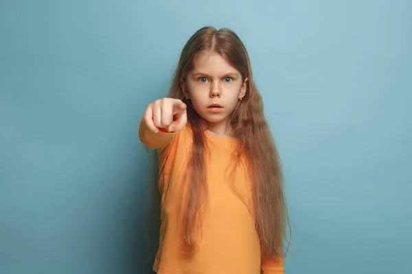 Belirlenmesi. Genç kız mavi bir arka plan üzerinde. Yüz ifadeleri ve insan duyguları kavramı — Stok fotoğraf