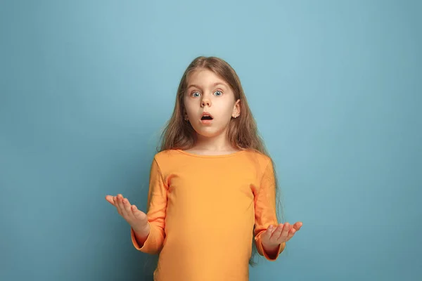 Überraschung. Teenager-Mädchen auf blauem Hintergrund. Gesichtsausdruck und Menschen Emotionen Konzept — Stockfoto