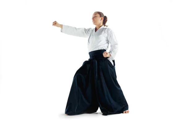 Aikido mester gyakorlatok védelmi testtartás. Egészséges életmód és a Sport koncepció. Nő a fehér háttér előtt fehér kimonó. — Stock Fotó