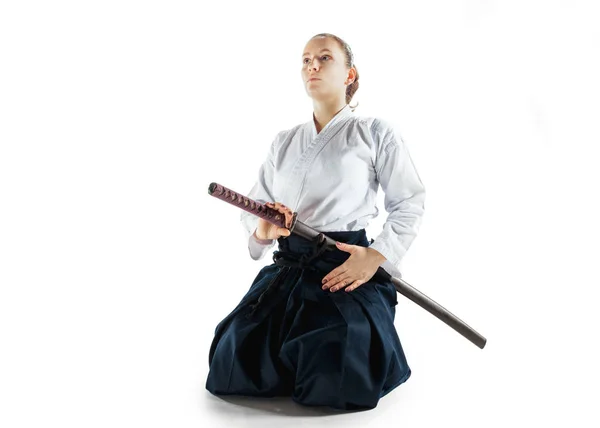 Aikido master praktijken verdediging houding. Gezonde levensstijl en sport concept. Vrouw in witte kimono op witte achtergrond. — Stockfoto