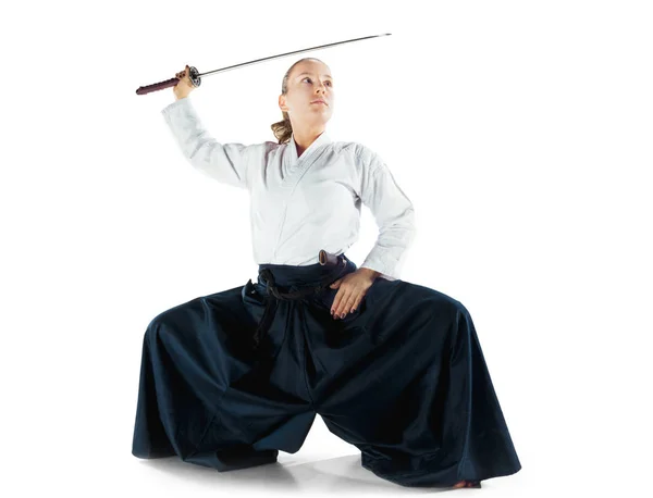 Aikido-Meister übt Verteidigungshaltung. gesunder Lebensstil und Sportkonzept. Frau im weißen Kimono auf weißem Hintergrund. — Stockfoto