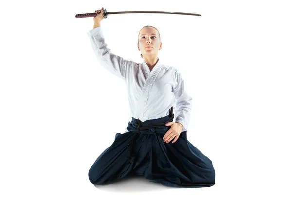 Aikido mester gyakorlatok védelmi testtartás. Egészséges életmód és a Sport koncepció. Nő a fehér háttér előtt fehér kimonó. — Stock Fotó