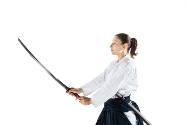 Aikido maestro practica la postura de defensa. Estilo de vida saludable y concepto deportivo. Mujer en kimono blanco sobre fondo blanco . — Foto de Stock