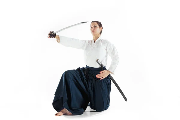 Maître d'Aïkido pratique la posture de défense. Style de vie sain et concept sportif. Femme en kimono blanc sur fond blanc . — Photo