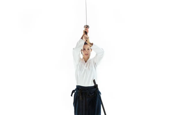 Aikido master praktijken verdediging houding. Gezonde levensstijl en sport concept. Vrouw in witte kimono op witte achtergrond. — Stockfoto