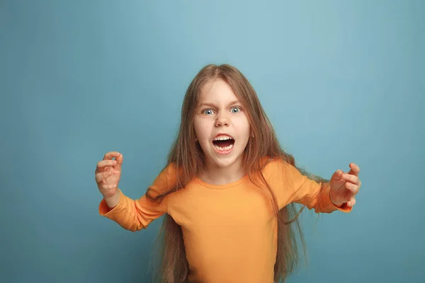 A surpresa. Menina adolescente em um fundo azul. Expressões faciais e conceito de emoções de pessoas — Fotografia de Stock