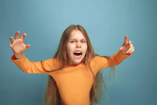 Överraskningen. Teen flicka på en blå bakgrund. Ansikts uttryck och människor känslor koncept — Stockfoto