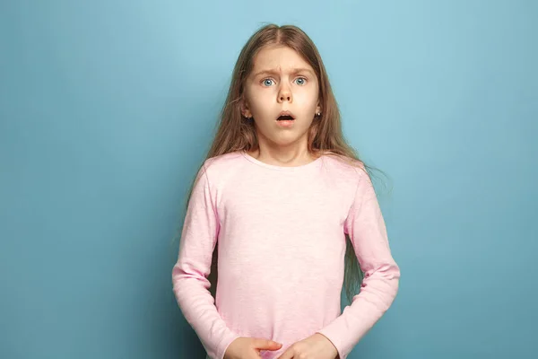 A surpresa. Menina adolescente em um fundo azul. Expressões faciais e conceito de emoções de pessoas — Fotografia de Stock