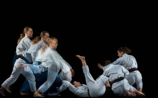 Homem e mulher lutando no treinamento Aikido na escola de artes marciais — Fotografia de Stock