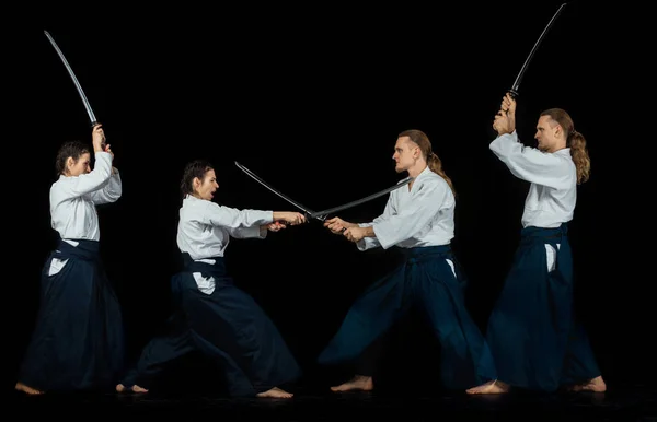 Mann und Frau kämpfen beim Aikido-Training in Kampfkunstschule — Stockfoto