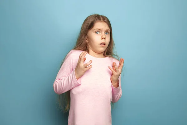 A félelem. Tini lány a kék háttér. Arc-kifejezések és az emberek érzelmek fogalma — Stock Fotó