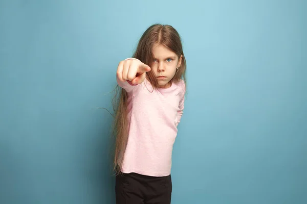 Fastställande. Teen flicka på en blå bakgrund. Ansikts uttryck och människor känslor koncept — Stockfoto