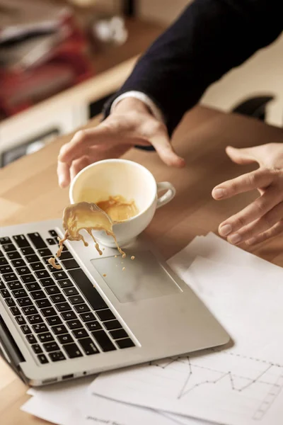 Кофе в белой чашке разливается на стол в утренний рабочий день за столом офиса — стоковое фото