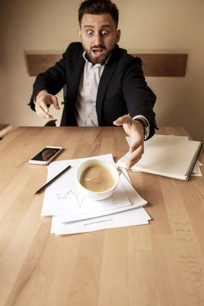 Kaffe i vit kopp spilla på bordet i morgon arbetsdagen vid office bord — Stockfoto