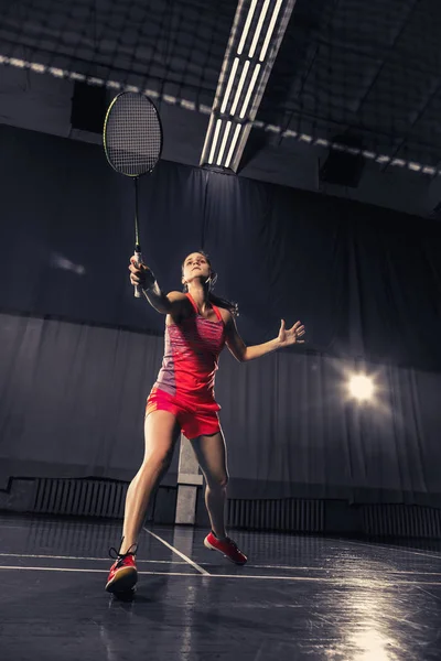 Mujer joven jugando al bádminton en el gimnasio —  Fotos de Stock