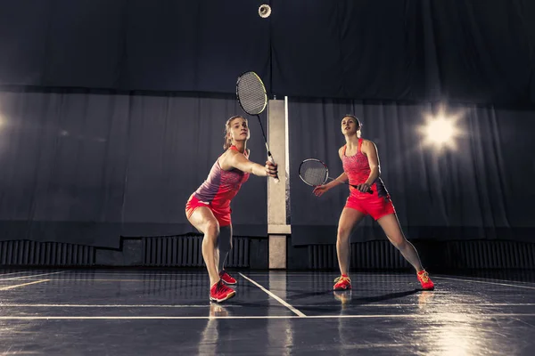 Mujeres jóvenes jugando al bádminton en el gimnasio —  Fotos de Stock