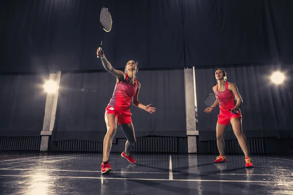 Mujeres jóvenes jugando al bádminton en el gimnasio —  Fotos de Stock