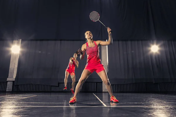 Mujeres jóvenes jugando al bádminton en el gimnasio —  Fotos de Stock