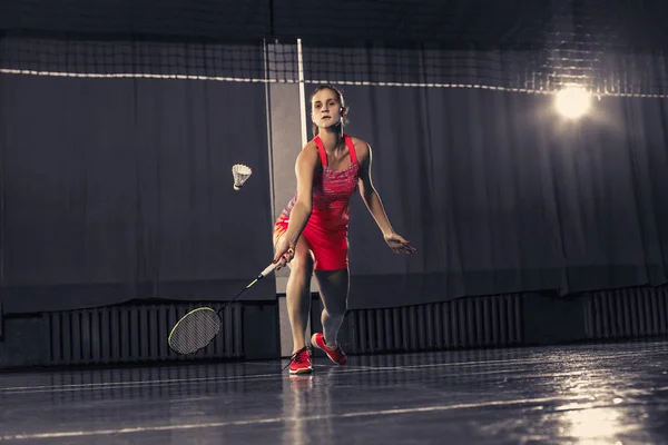 Genç kadın spor salonunda badminton oynarken — Stok fotoğraf