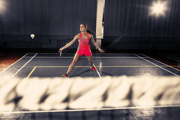 Genç kadın spor salonunda badminton oynarken — Stok fotoğraf
