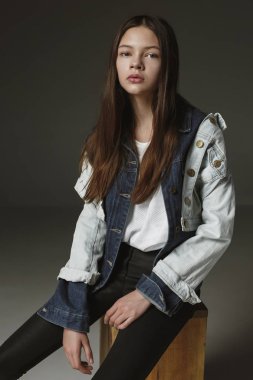 Gri arka plan üzerinde şık genç genç kız