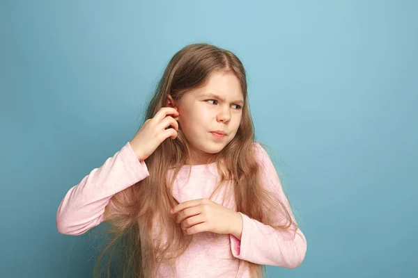Kulak ağrısı. Genç kız mavi bir arka plan üzerinde. Yüz ifadeleri ve insan duyguları kavramı — Stok fotoğraf