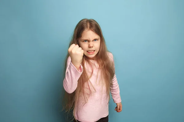 Aufschrei. Teenager-Mädchen auf blauem Hintergrund. Gesichtsausdruck und Menschen Emotionen Konzept — Stockfoto